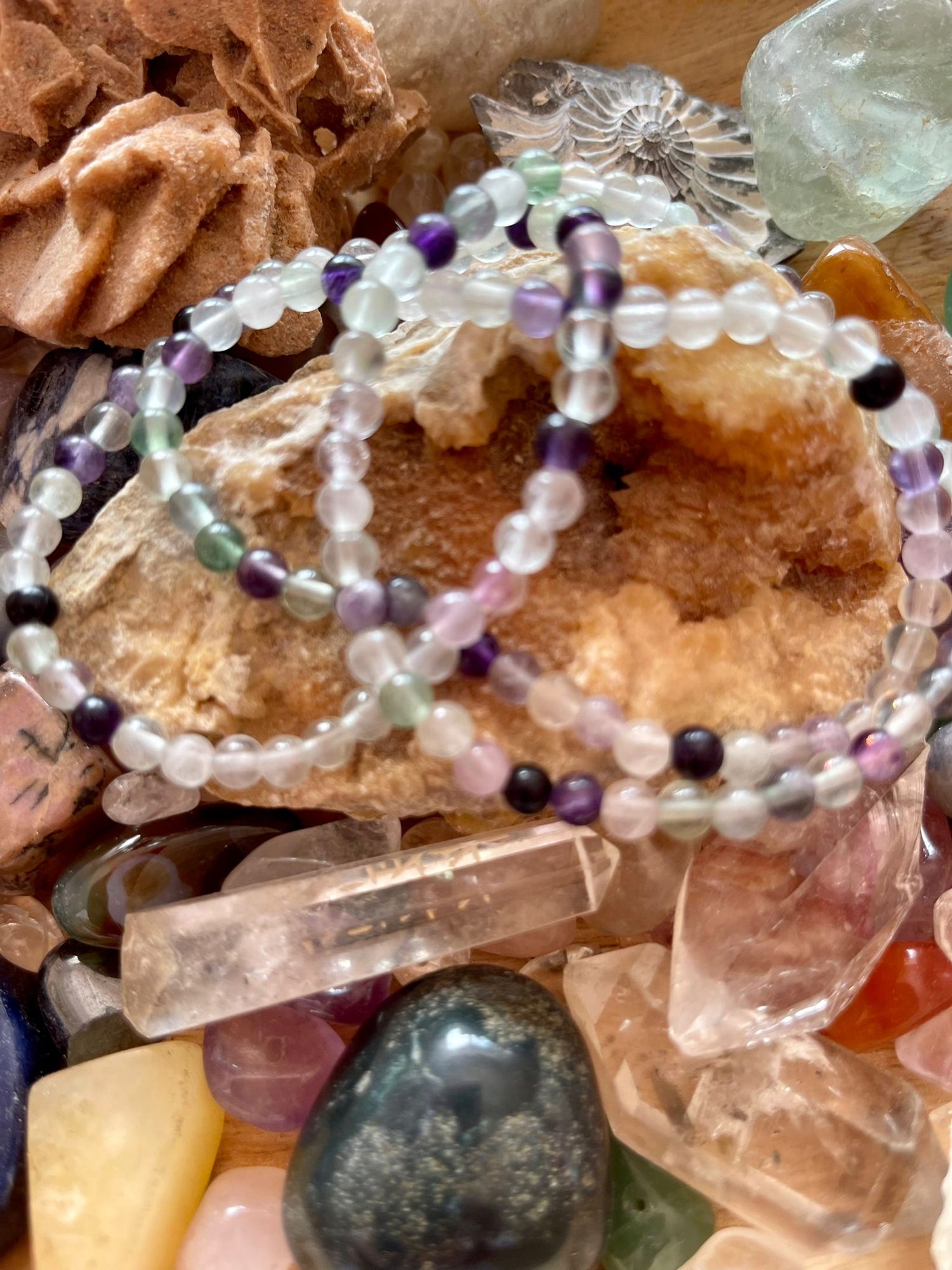 Die Kunst der Energetischen Pflege: Wie man Edelsteine effektiv entlädt, reinigt und auflädt