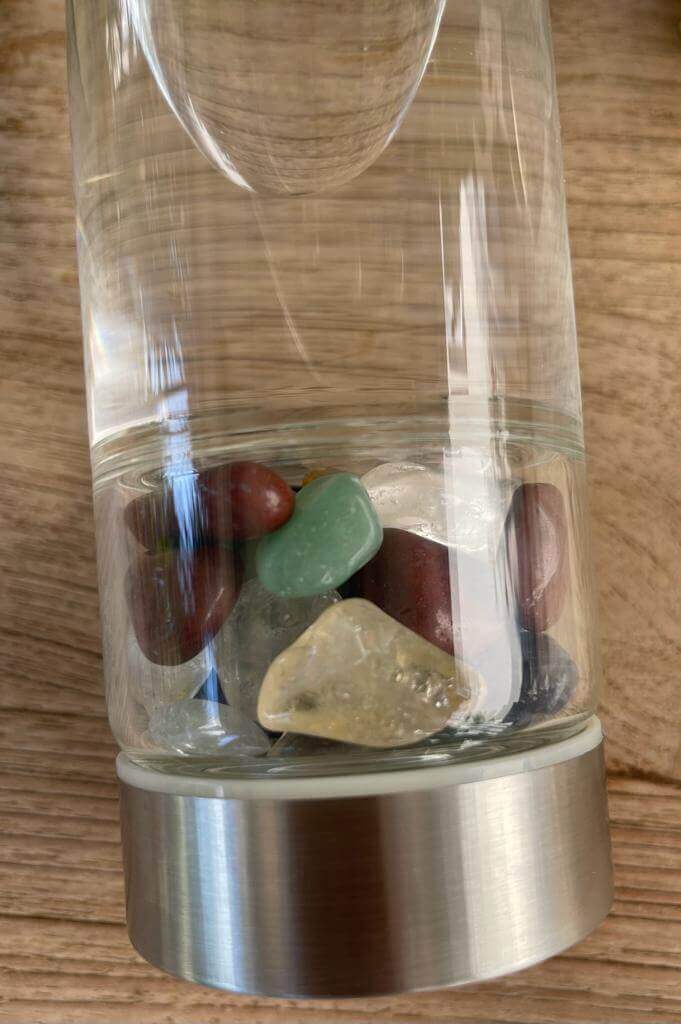 Erfrischende Energiequelle: Spirit up Glas-Flasche mit Heilstein-Bereich - Mehr als nur Trinken! - IRIS AURA SHOP