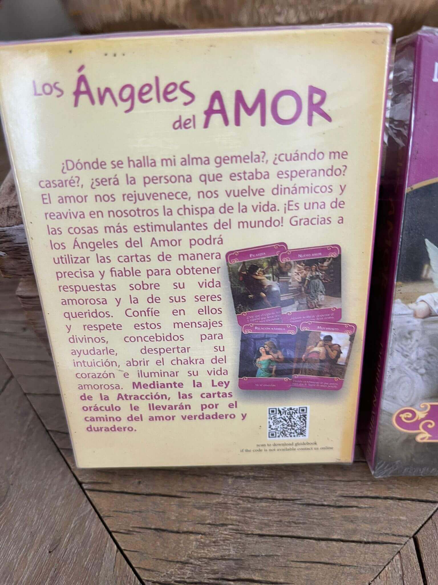 Piedras de cristal y la "varita de selenita cruda" envuelta en alambre