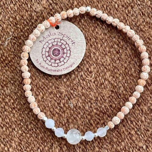 Pulsera Moonstone Mala - Un símbolo de protección, amor y espiritualidad.