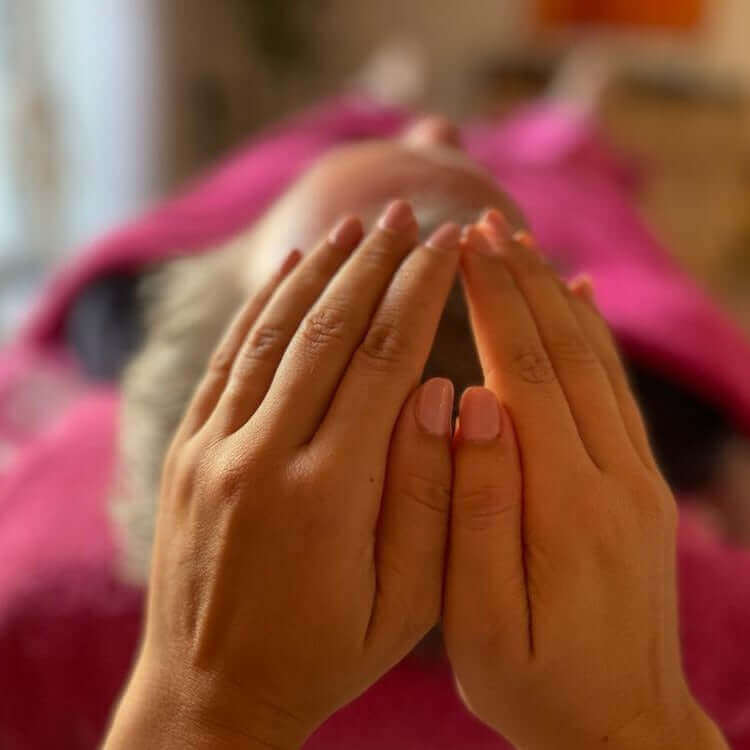 Reiki mit ergänzenden Therapie - Therapiesitzung in der Praxis in Andratx, Mallorca - Sprache Deutsch, Englisch, Spanisch - IRIS AURA SHOP