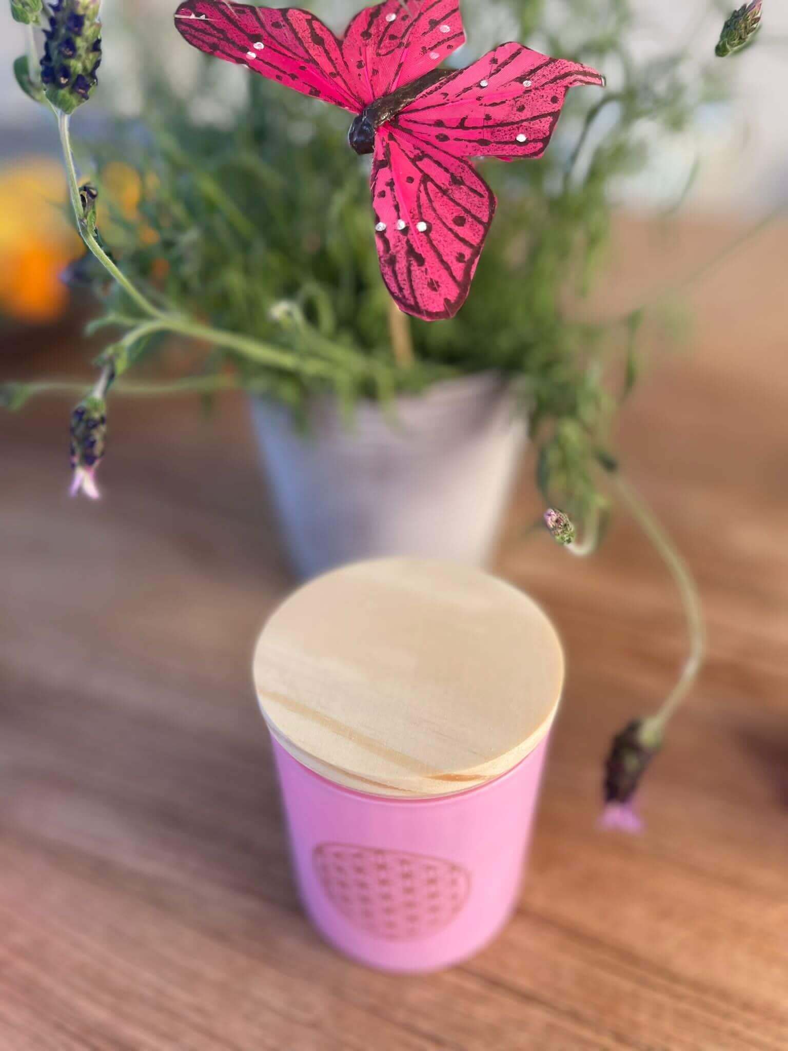 Kerze "antistress" mit Rosendurft in rosa Glas mit Holzdeckel - IRIS AURA SHOP