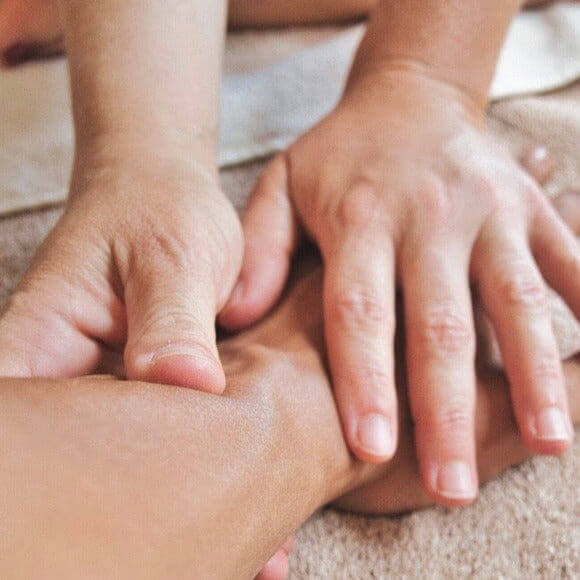 Teilkörpermassage - Behandlung in der Praxis in Andratx, Mallorca - IRIS AURA SHOP