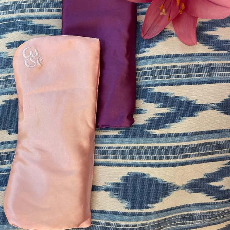 Yoga-Augenkissen aus Seide mit Cassia-Samen und Lavendel - Massage- und Entspannungsmaske für Aromatherapie - IRIS AURA SHOP