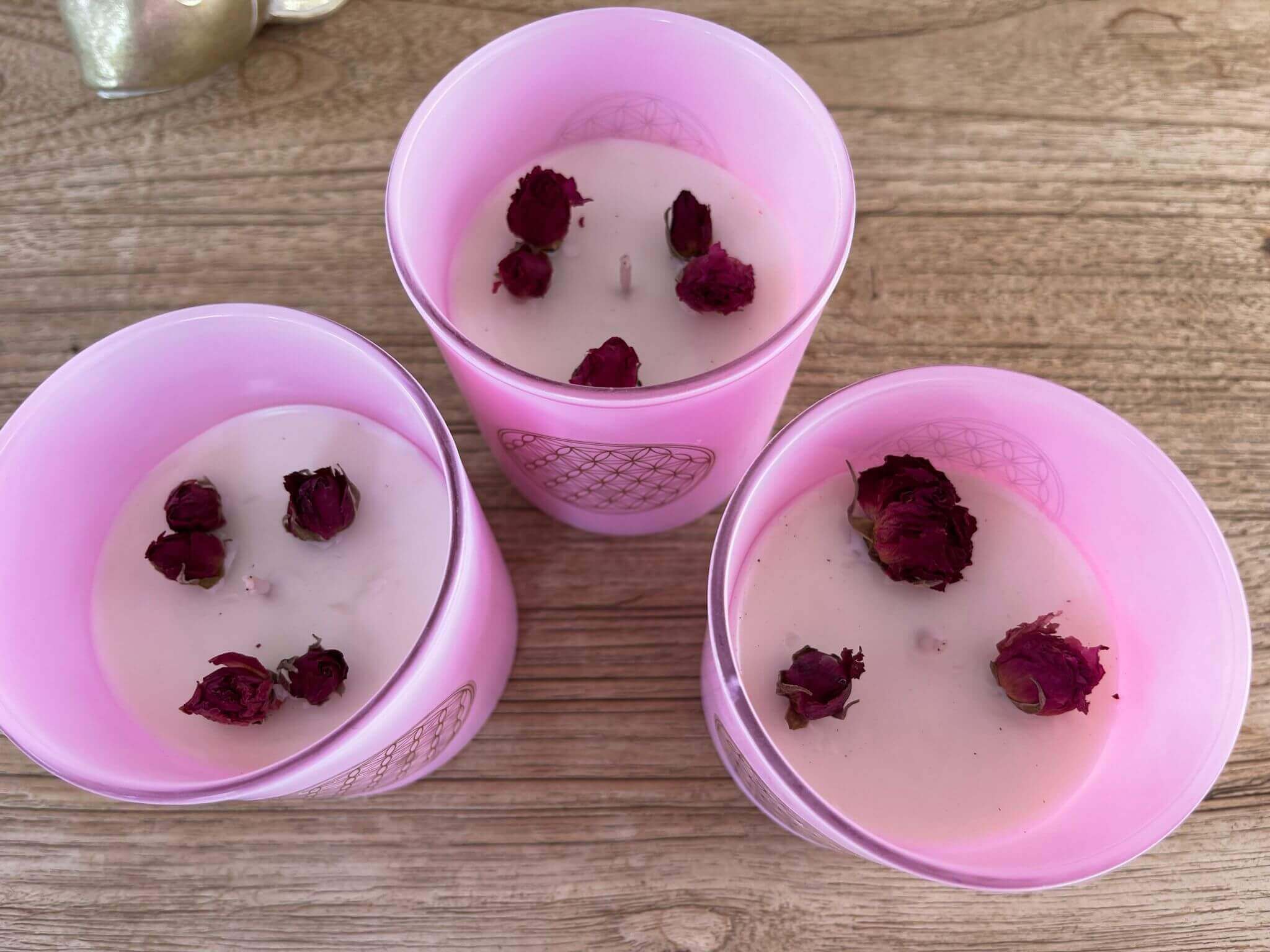 Antistress Kerze: Rosenzauber in Rosa – Entspannung mit Blütendekor in rosa Glas mit Holzdeckel