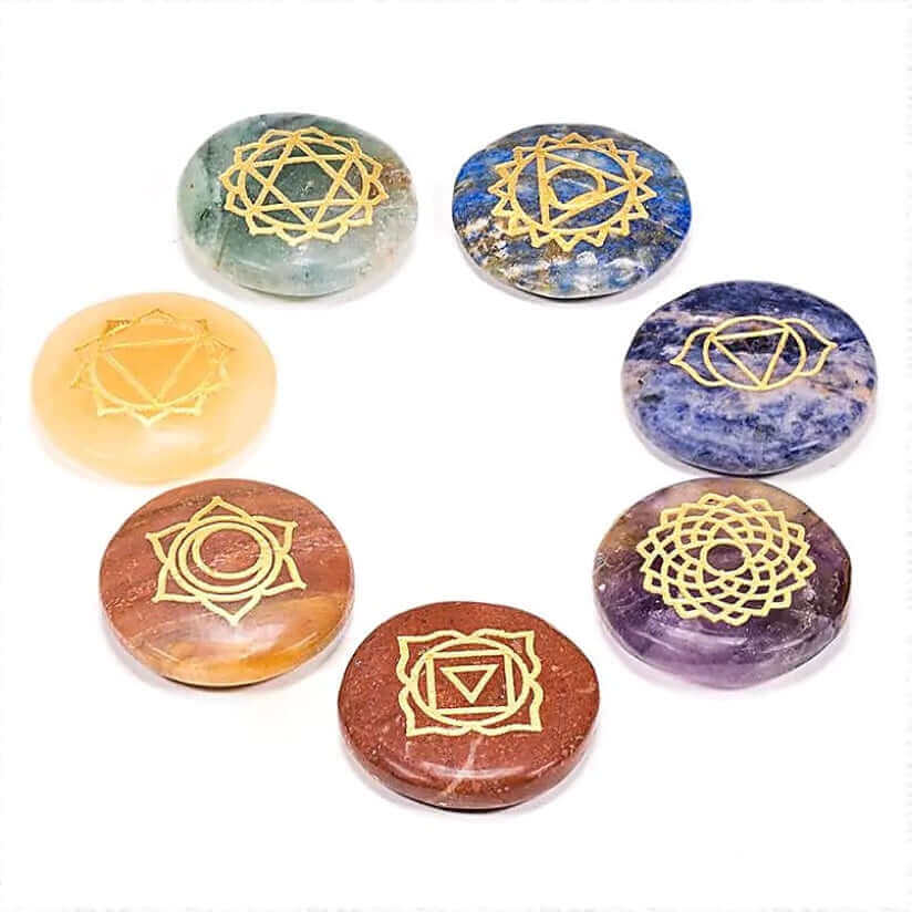 7 pierres de cristal de symbole de chakra pour la méditation et l’équilibre