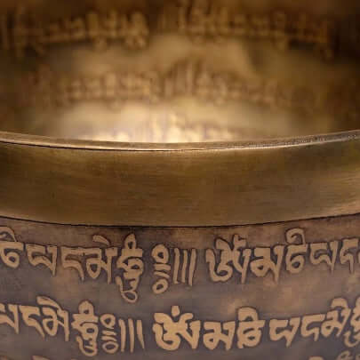 Tibetanische Meisterwerke: Handgravierte Klangschale mit Om Mani Pad Me Hum - IRIS AURA SHOP