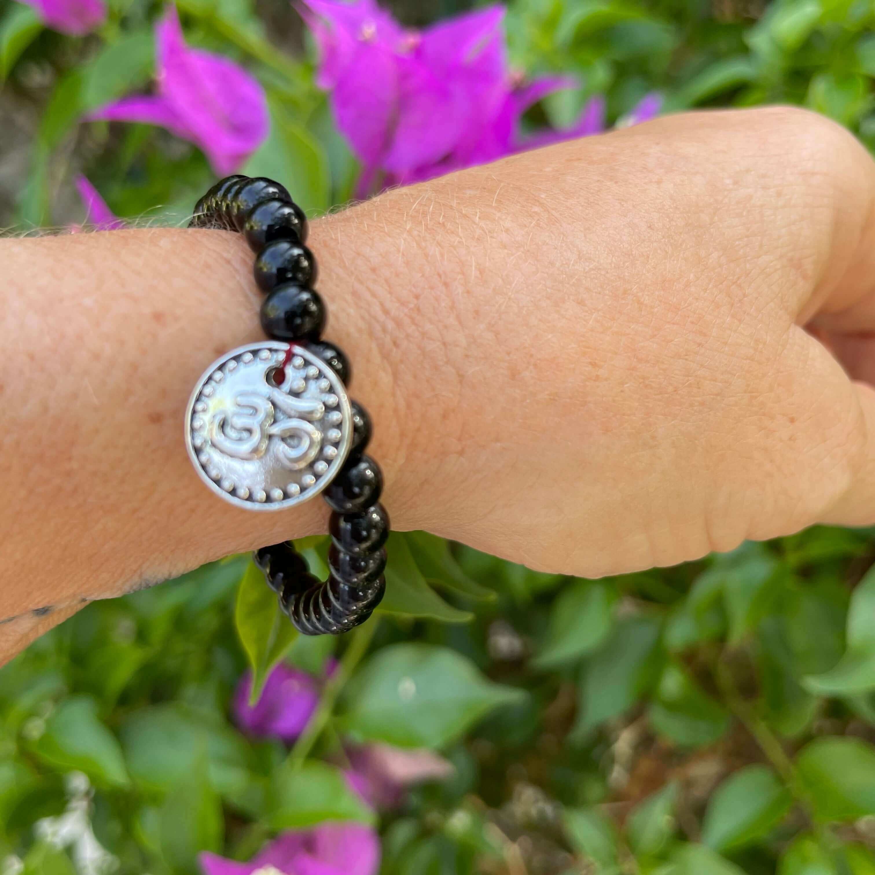 Bracelet énergétique tourmaline noire naturelle - perles de pierre 6mm avec un pendentif OM