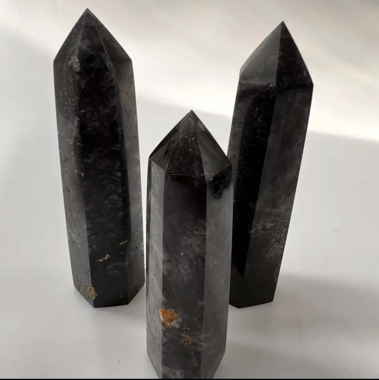 Turmalina negra - piedra curativa y protectora - obelisco - puntas de cristal