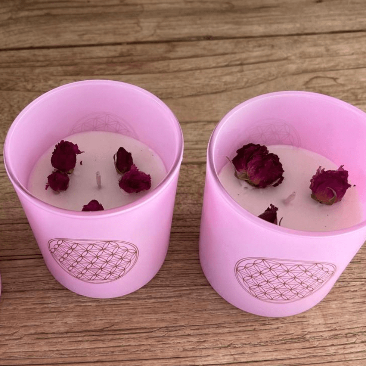 "Antistress" candle with the scent of roses in a pink glass with a wooden lid
