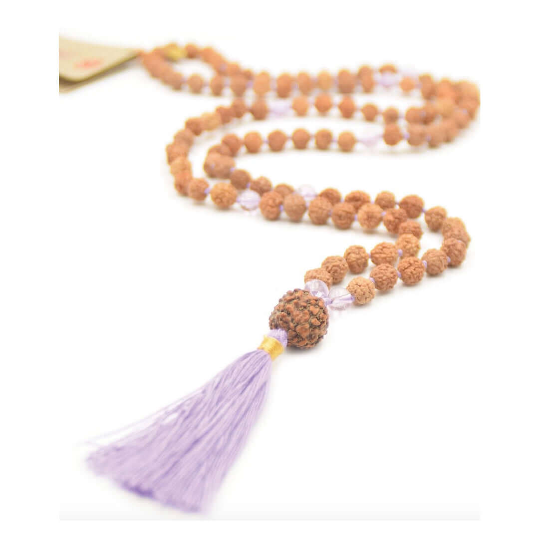 Mala Halskette - Bliss Mala - eine zarte und liebevolle Kreation, die aus Rudraksha Perlen und Lavendel Perlen besteht - IRIS AURA SHOP