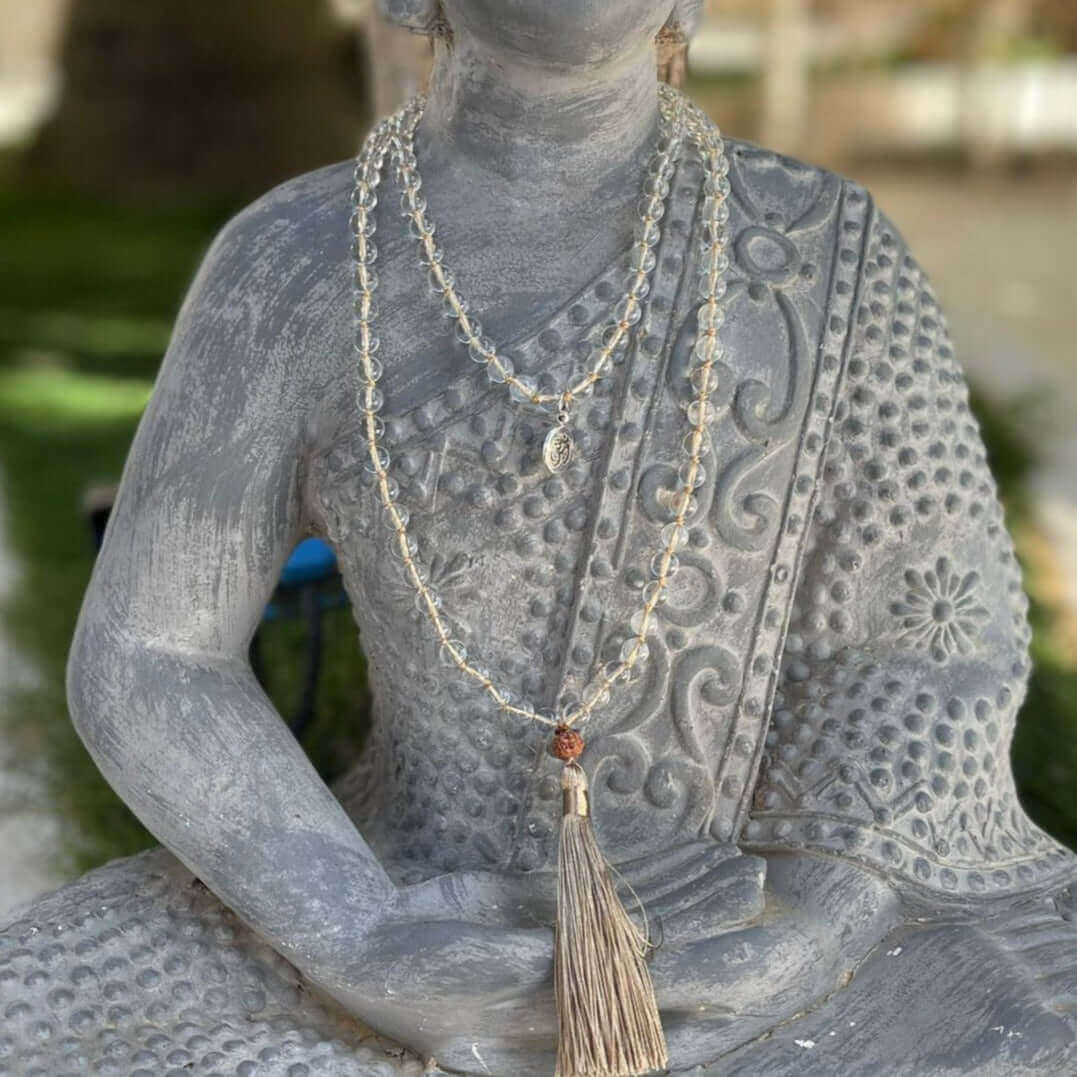 Mala Halskette Bergkristall mit OM Zeichen 108 Perlen - IRIS AURA SHOP