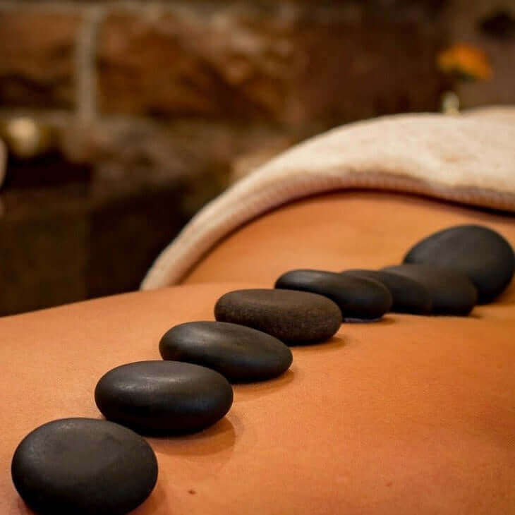 Hotstone Massage - Behandlung in der Praxis in Andratx, Mallorca - IRIS AURA SHOP